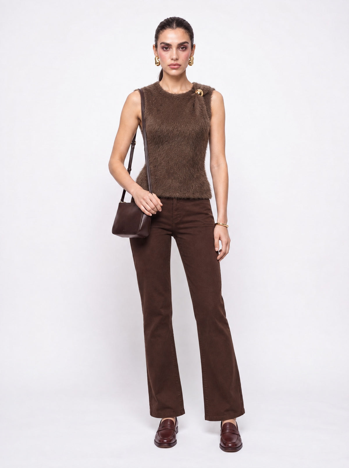 SLEEVELESS BRUSHED KNIT TOP WITH GOLD BROOCH
