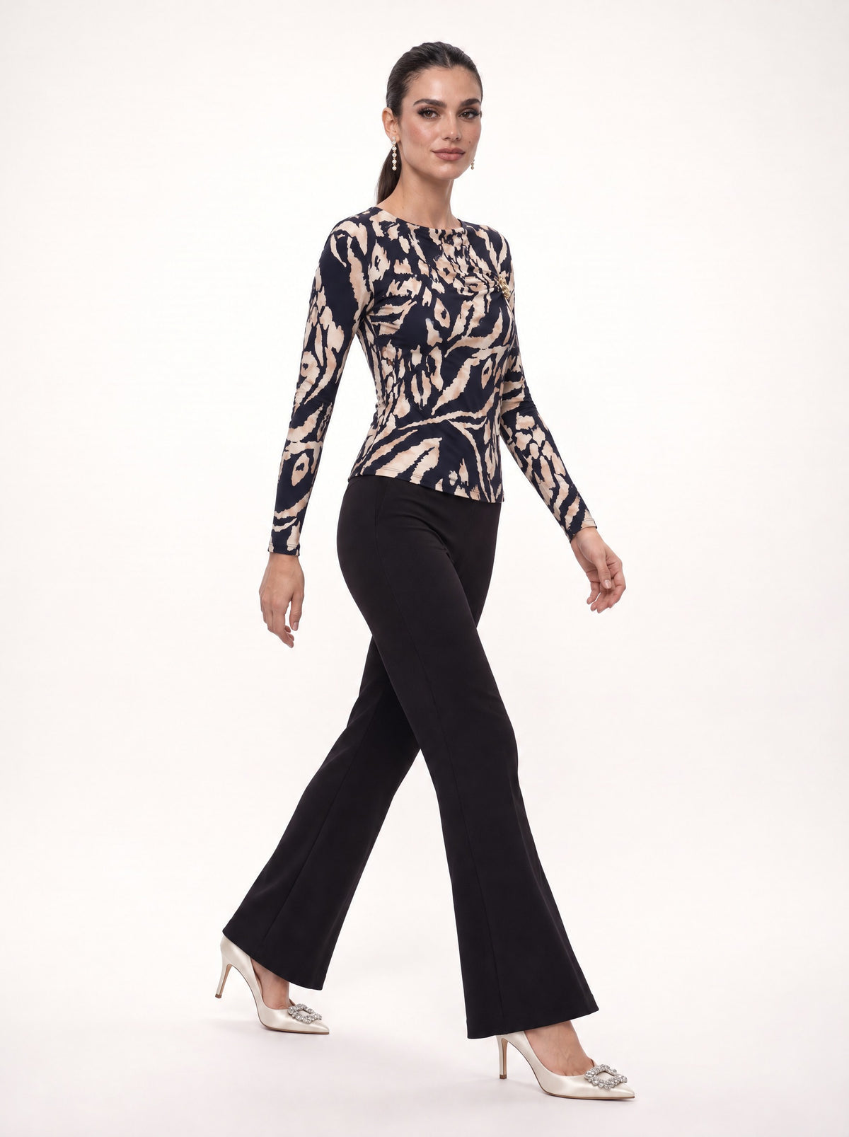 BROOCH-DETAIL ABSTRACT PRINT TOP