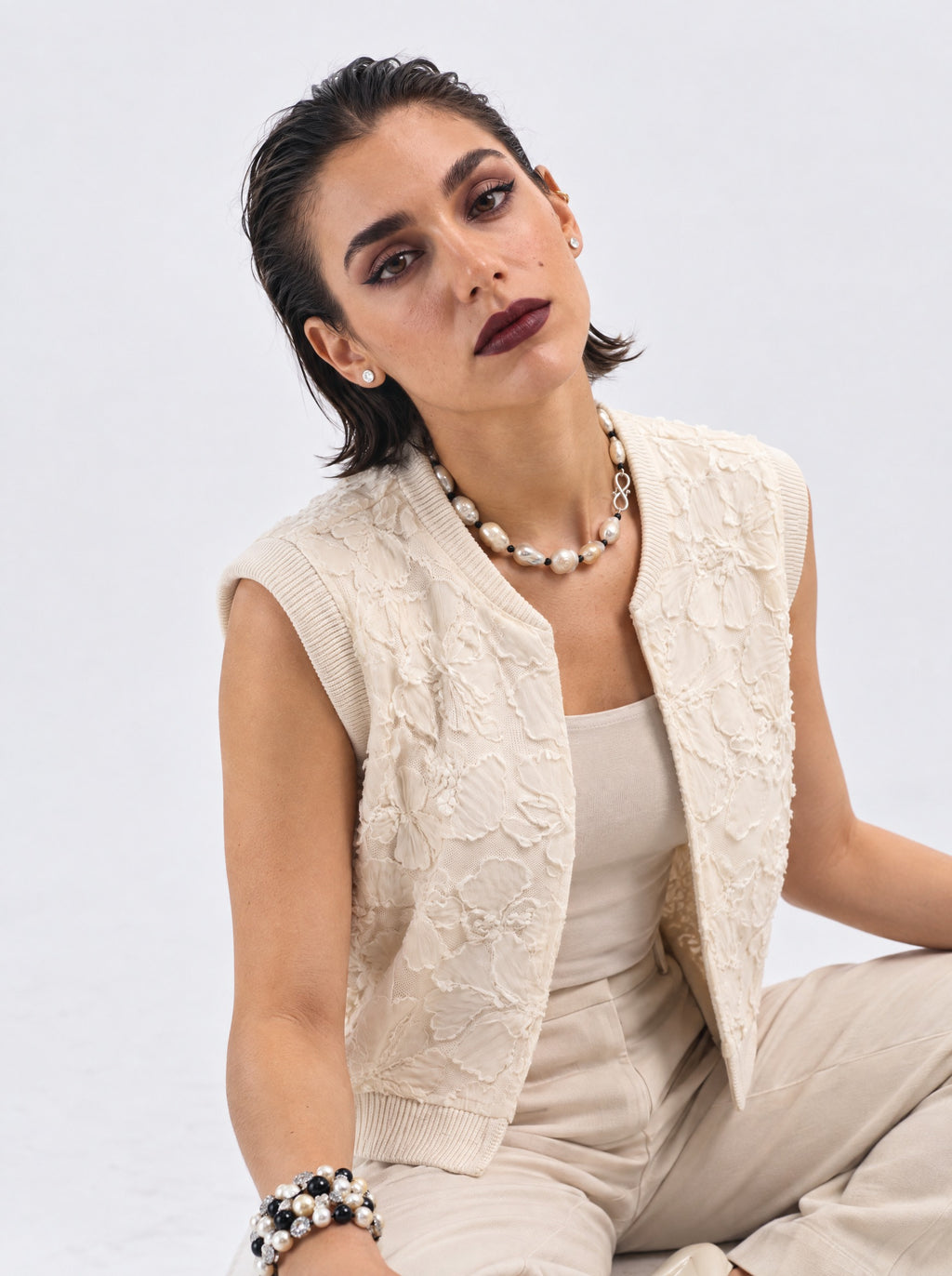 FLORAL APPLIQUE CROPPED KNIT VEST