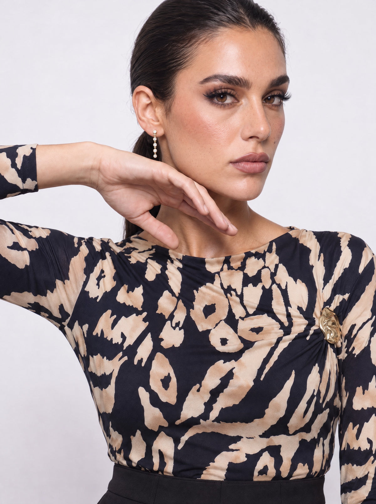 BROOCH-DETAIL ABSTRACT PRINT TOP