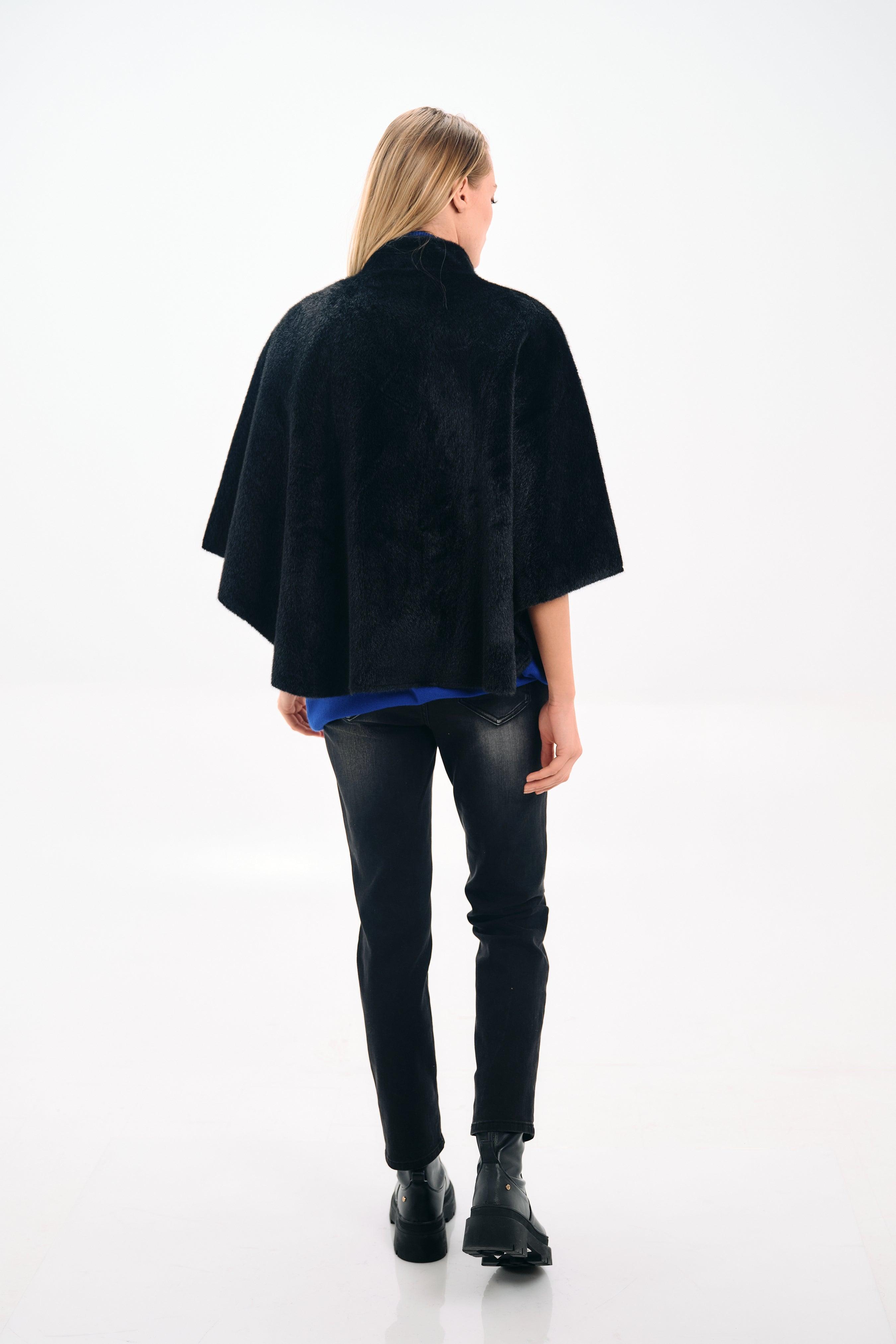 PLUSH SNAP-BUTTON CAPE