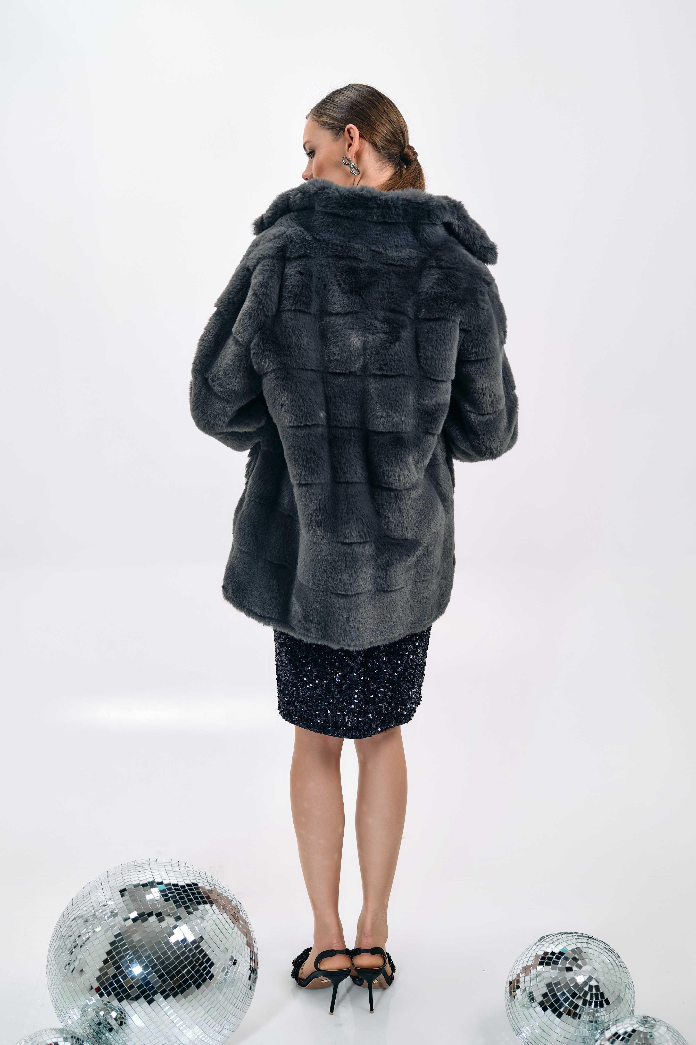 LUXURIOUS FAUX FUR COAT