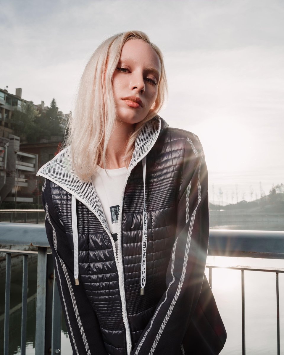 GRAPHIC PRINT SHORT - SLEEVE TOP