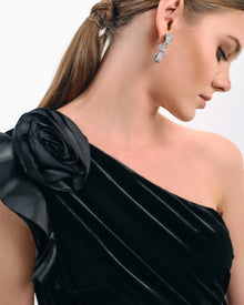 ONE-SHOULDER VELVET GOWN